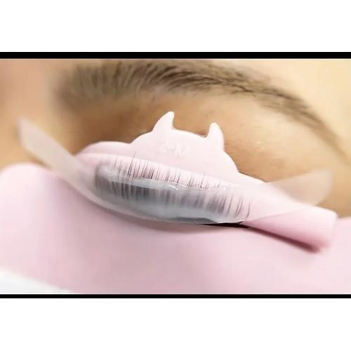 Nove Silicone Lash Lift Cover White silicone lash lift shield on eyelid